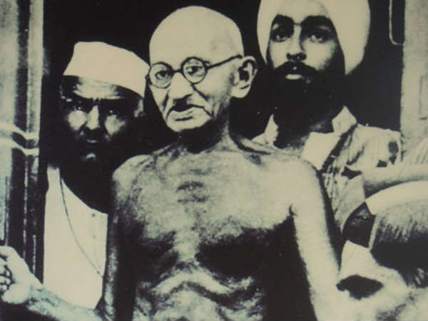 नग्‍न महिलाओं के साथ सोते और नहाते थे महात्‍मा गांधी