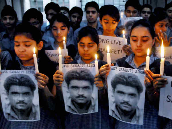 मोमबत्ती जलाकर प्रार्थना मोमबत्ती जलाकर प्रार्थना