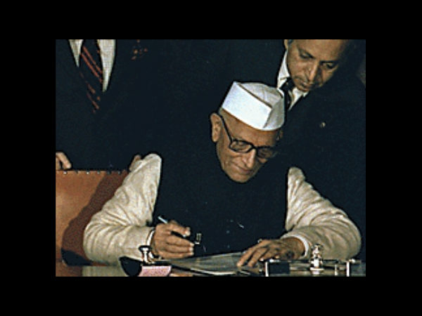 मुंबई बिना एक दिन नहीं चल सकेगा गुजरात