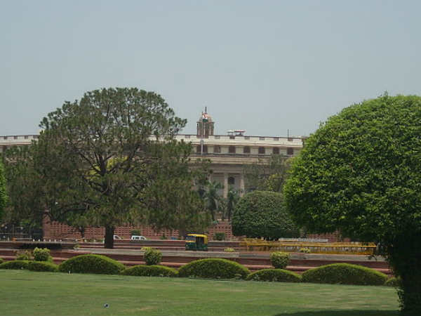 कांग्रेस हाउस से चली गोलियाँ