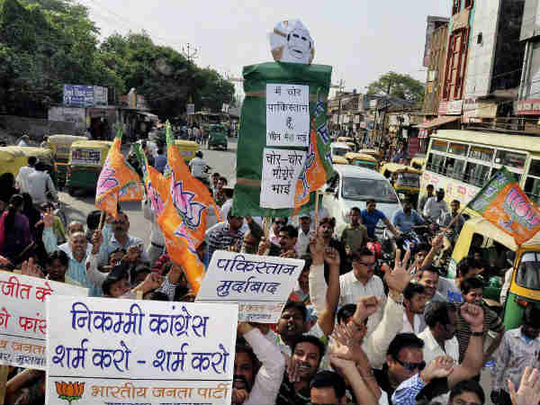 सड़कों पर जमकर प्रदर्शन 