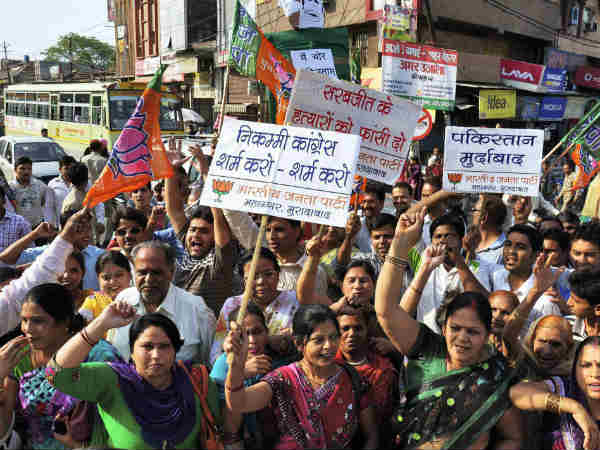 वाराणसी में प्रदर्शन 