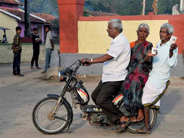 पोलिंग स्टेशन से तस्वीरें पोलिंग स्टेशन से तस्वीरें