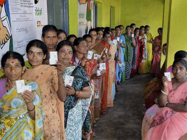 पोलिंग स्टेशन से तस्वीरें पोलिंग स्टेशन से तस्वीरें