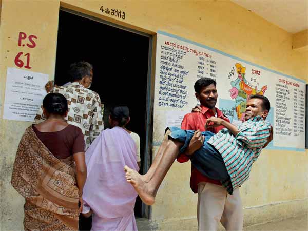 पोलिंग स्टेशन से तस्वीरें पोलिंग स्टेशन से तस्वीरें