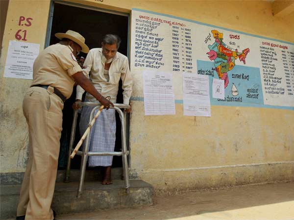 पोलिंग स्टेशन से तस्वीरें पोलिंग स्टेशन से तस्वीरें