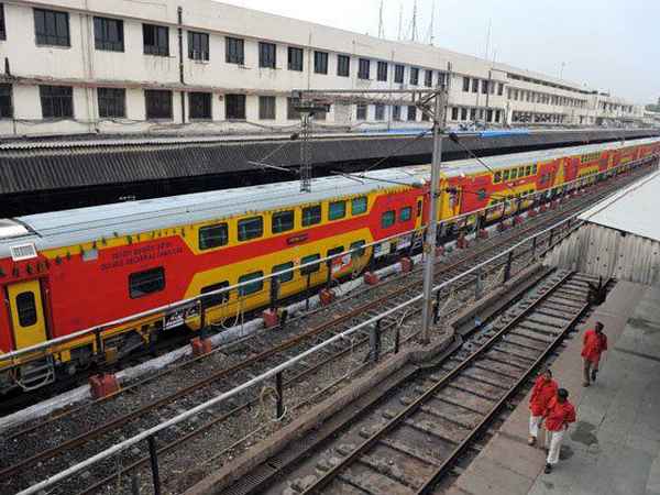 रिजर्वेशन कंफर्म हुआ की नहीं। 