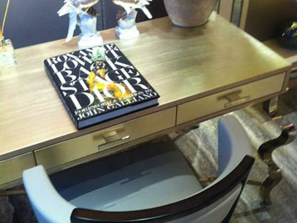 पढ़ने वाली टेबल को दीवार से सटा कर न रखें