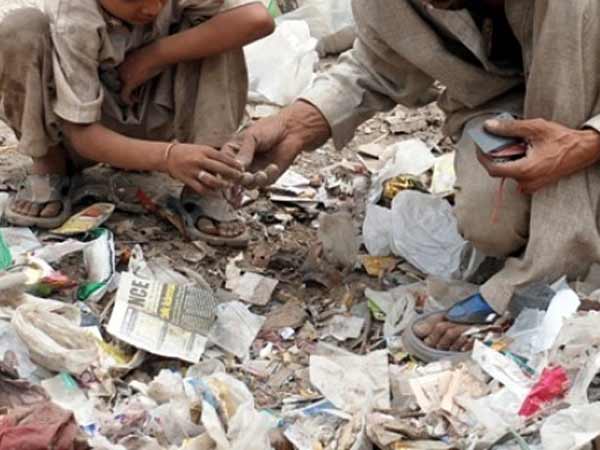 कूड़े के ढेर पर व्‍यक्ति