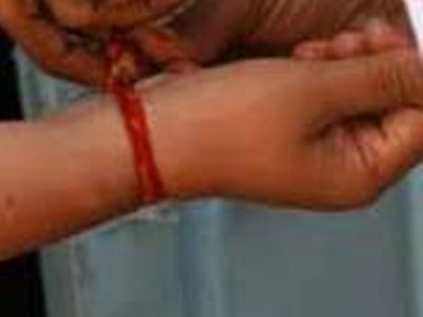 हाथ में धागा