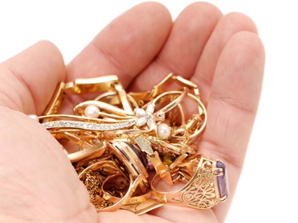 हाथ में सोना