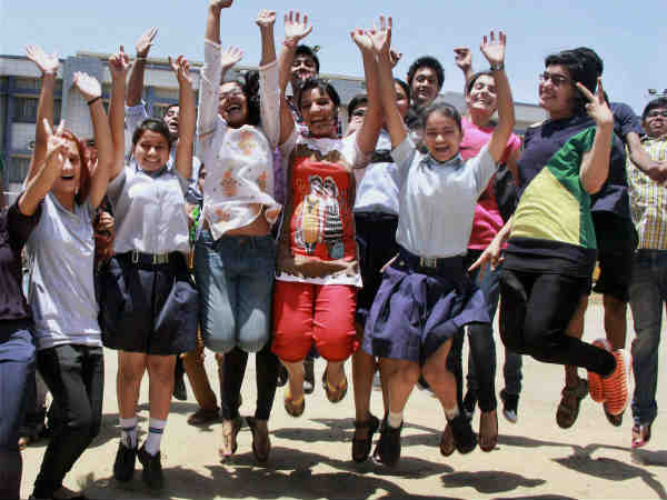10वीं के परिणाम आने पर खुशी से झूमती लड़कियां 