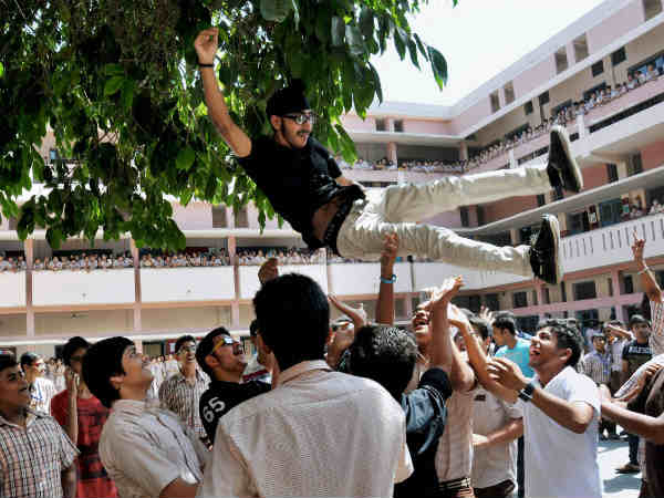 10वीं के परिणाम आने पर खुशी से झूमते लड़के 