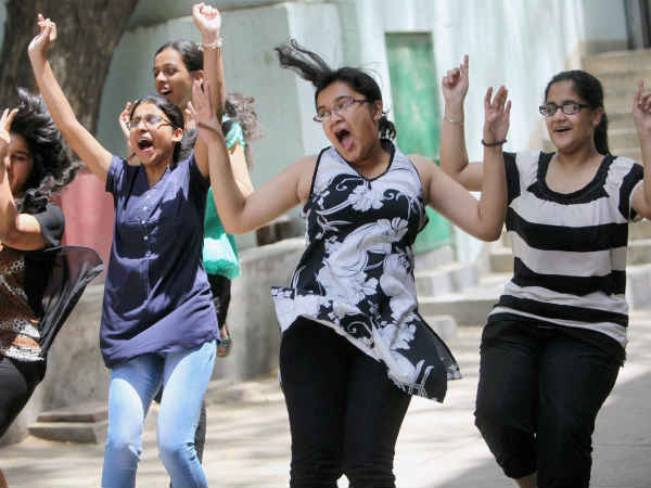 10वीं के परिणाम आने पर खुशी से झूमती छात्राएं 