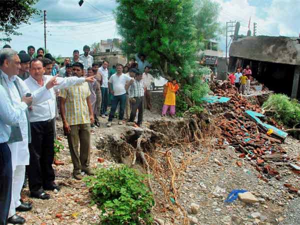 सीएम बहुगुणा ने किया बाढ़ प्रभावित क्षेत्र का दौरा 