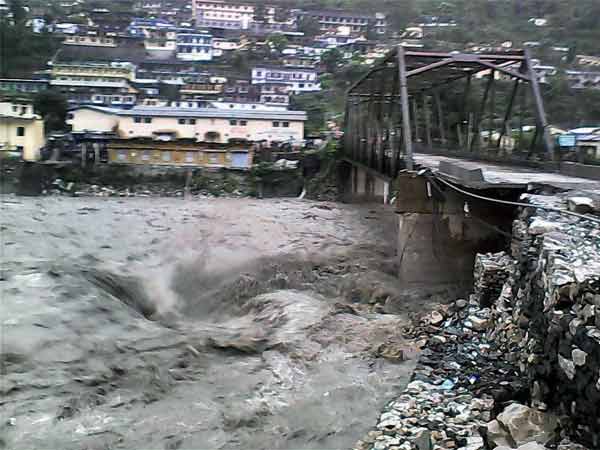 शहर के शहर समां गए इस तूफान में