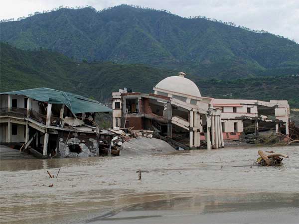 ताश की पत्तों की तरह ढ़हती इमारतें