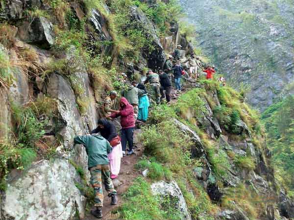 सेना ने दिखाई हिम्मत