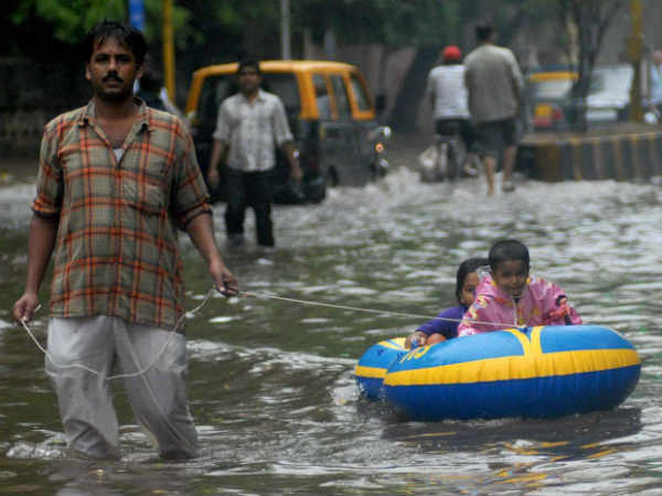 मुंबई की सड़कों पर नाव 