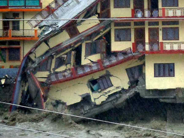 अभी भी फंसे हैं 50,000 तीर्थयात्री