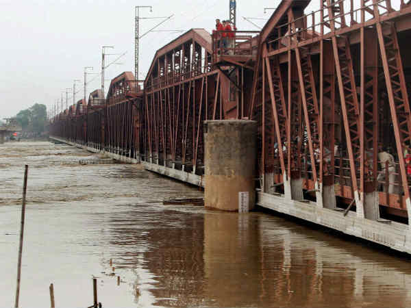 दिल्‍ली में उफान पर 