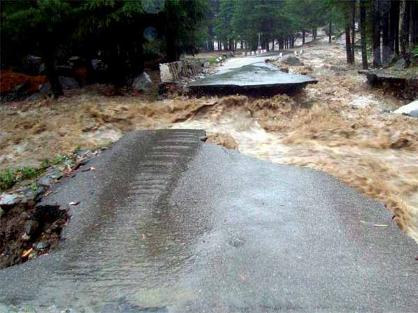 पानी में बही सड़कें पानी में बही सड़कें