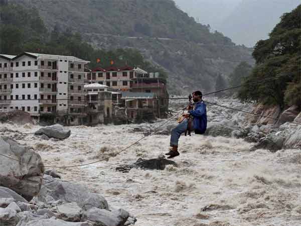 बारिश ने बढ़ाई सेना की मुश्किलें बारिश ने बढ़ाई सेना की मुश्किलें