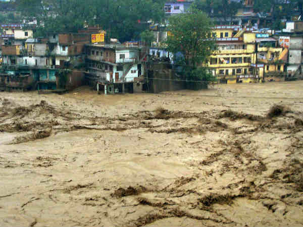 जान हथेली पर जिदंगी बचा रहे हैं लोग जान हथेली पर जिदंगी बचा रहे हैं लोग