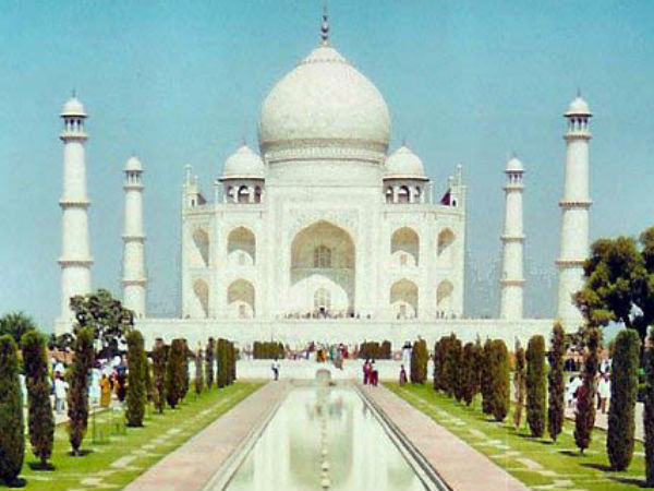 बारिश ने निखार दिया ताज का हुस्न..