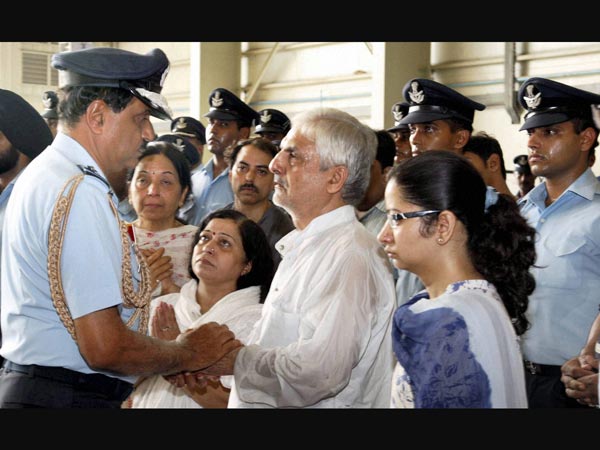 शहीदों के परिजनों को सांत्‍वना देते हुए