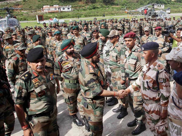 जवानों से मिलते जनरल बिक्रम सिंह