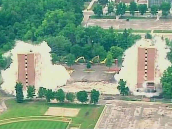 तीन धमाके किये जाने थे