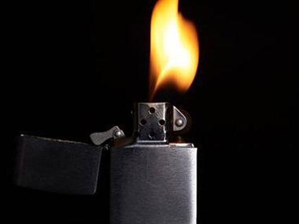 ऐशट्रे और लाइटर फेंक दें