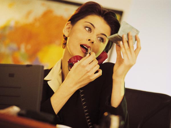 चेहरे पर हल्का फाउंडेशन