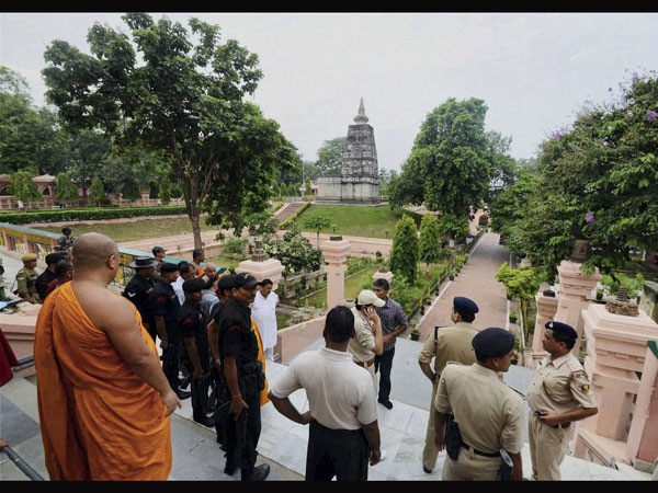 धमाकों के बाद एक बौद्धभिक्षु