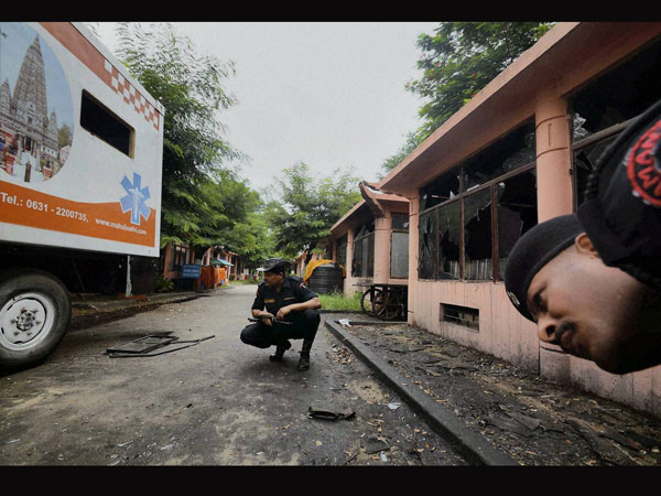 मंदिर परिसर का जायजा लेते सुरक्षाकर्मी