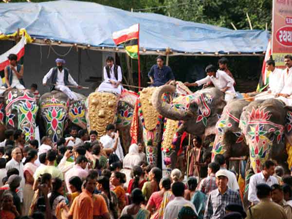  रथों को मंदिर के बाहर एक परंपरा