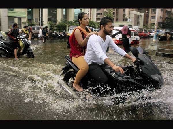 बाढ़ के पानी से भरी एक सड़क