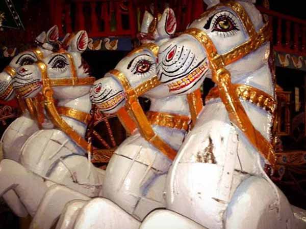 घोड़ो वाली बग्घी पर बैठे है