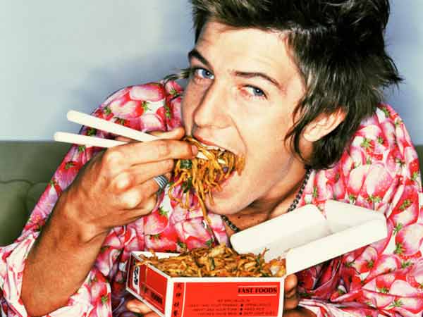 चार-पांच लोग एक साथ भोजन कर रहें है