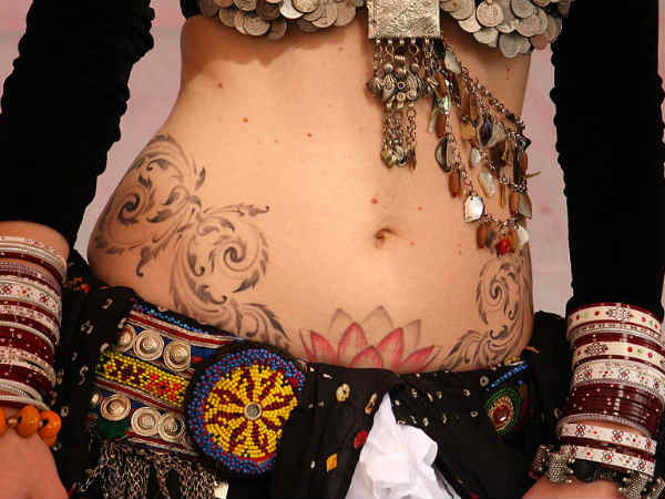 पेट पर सीधे बाल