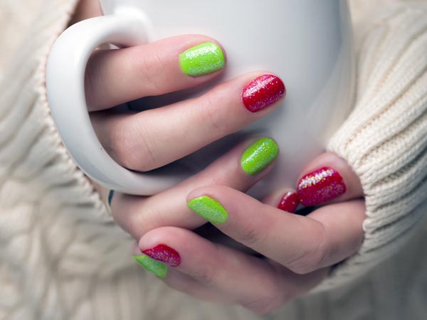 नाखून पीले रंग के