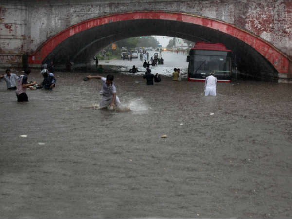 मूसलाधार बारिश 