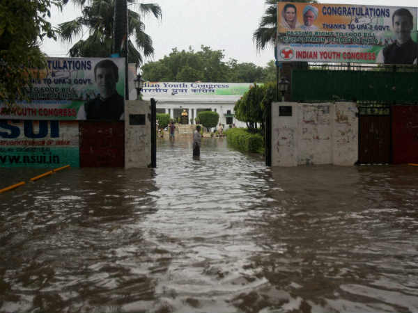 सड़कों पर पानी जमा 