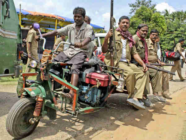 पुलिस वाले गश्‍त करते