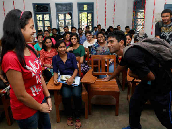 छात्राओं का स्‍वागत 