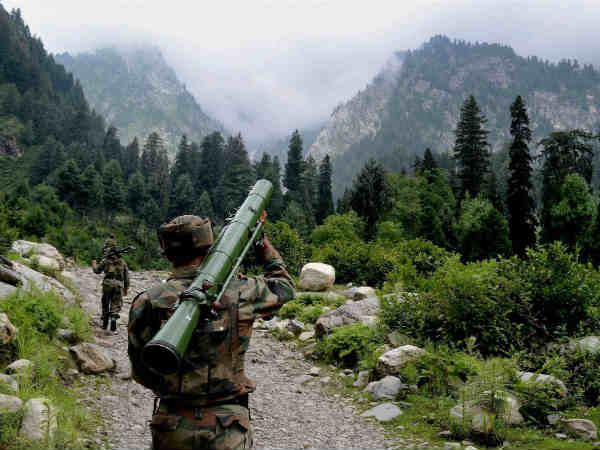 सरहद पर सेना के जवान 