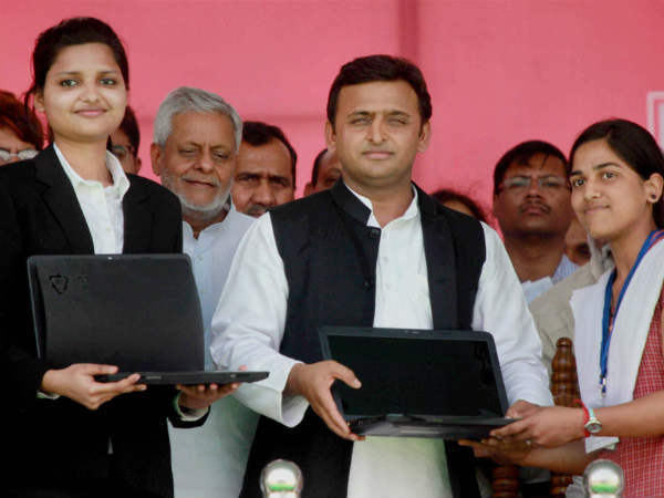 टीचर पढ़ाये या लैपटॉप बांटे
