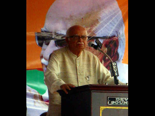 आडवाणी खेमे का प्रसन्न होना