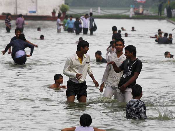 दिल्ली में मौसम गर्म, बारिश की संभावना दिल्ली में मौसम गर्म, बारिश की संभावना